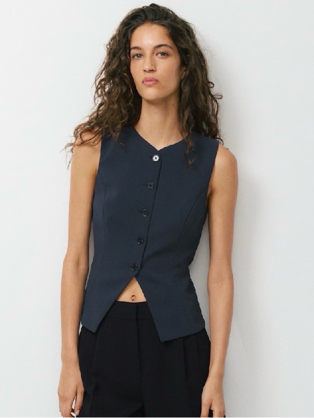 Wilfred Regal Vest in Dark Night Navy
